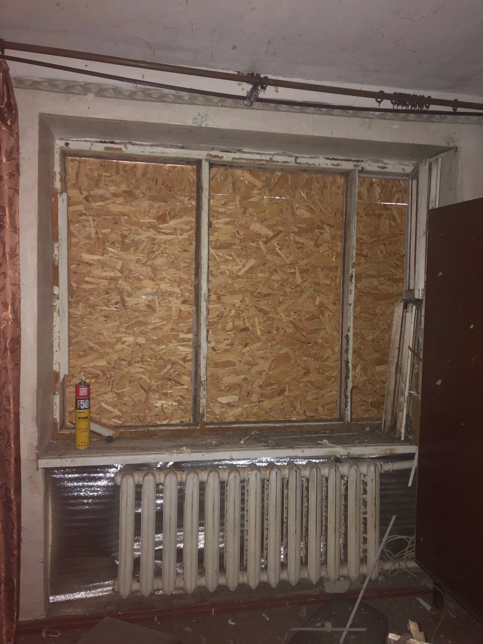 В місті Середино - Буда в квартирі пошкодило три вікна. Сім’я потребує потребує допомоги 