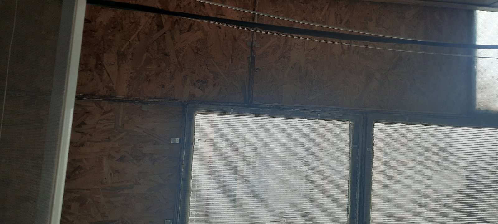 В будинку родини на Херсонщині під час обстрілу вибило вікна. Людям потрібна допомога