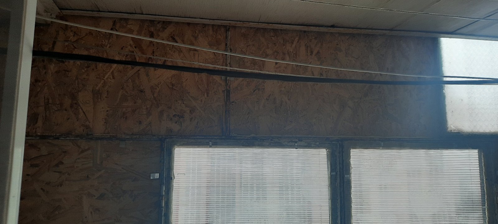 В будинку родини на Херсонщині під час обстрілу вибило вікна. Людям потрібна допомога