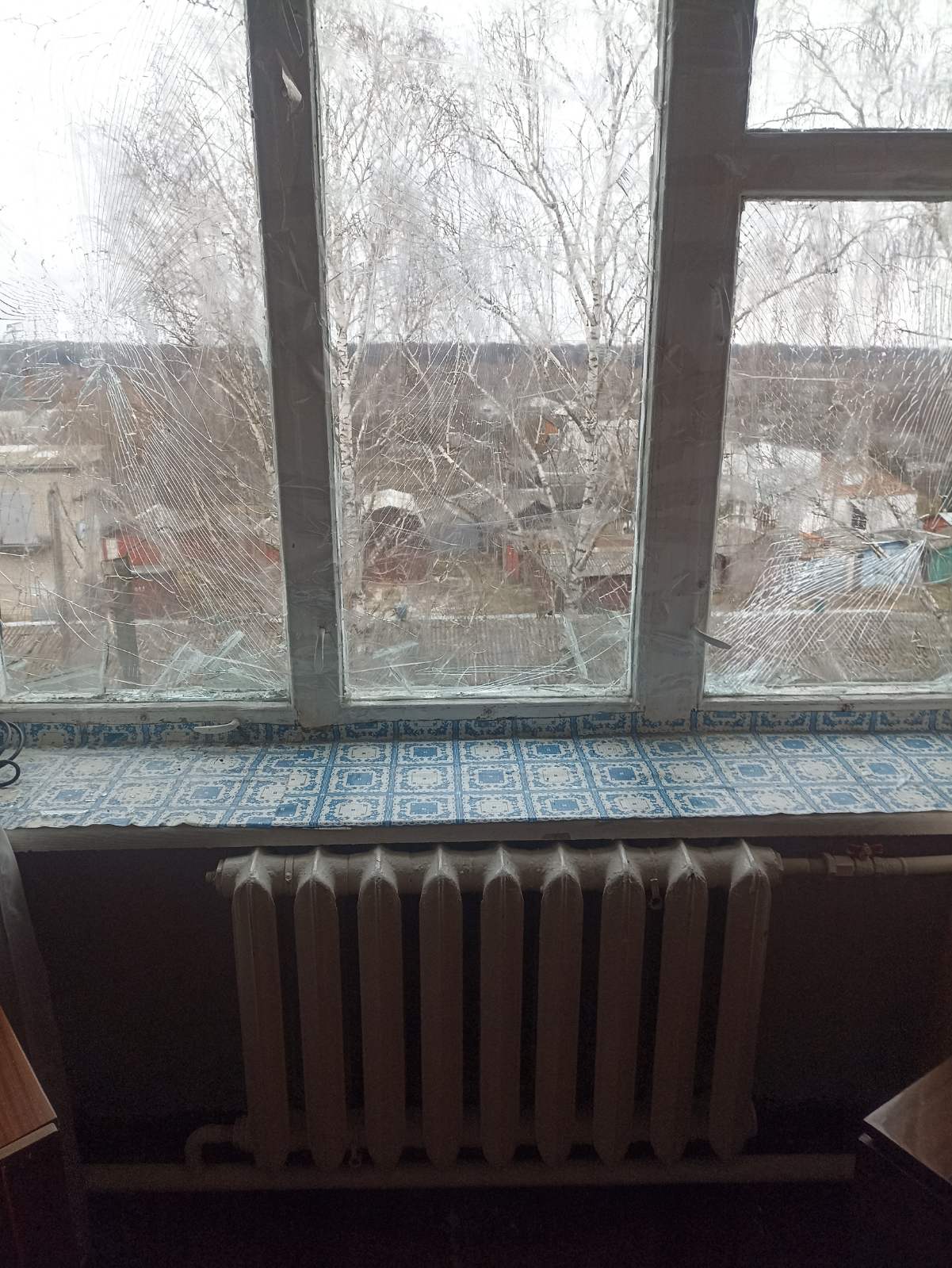 Літня жінка після ворожого обстрілу залишилася без вікон - пенсіонерка потребує допомоги