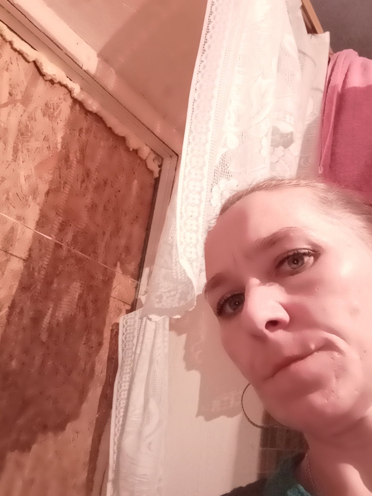 Родина з Миколаївщини, яка залишилася внаслідок ворожого удару без вікон, потребує допомоги