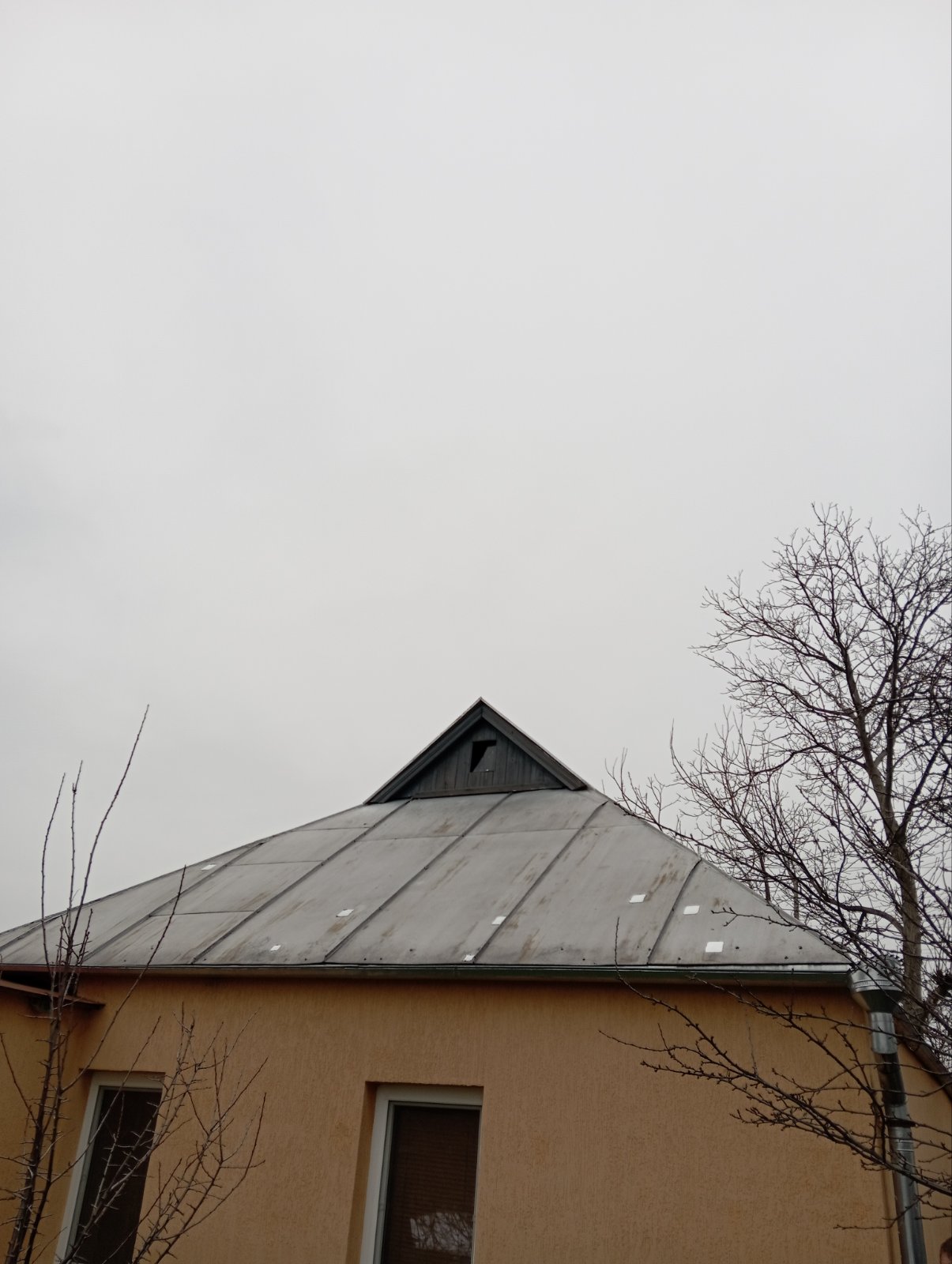 Пенсіонер з Тростянця живе у будинку з пошкодженим під час окупації дахом