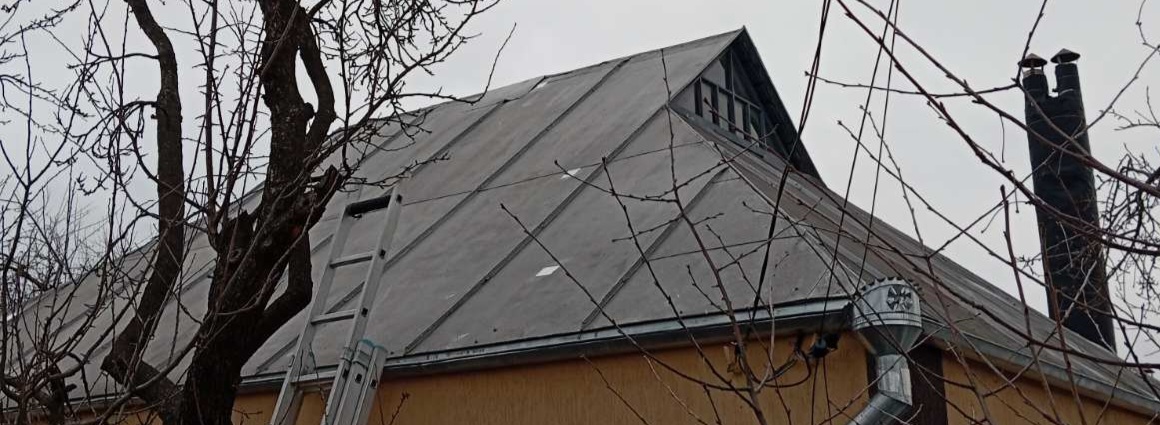 Пенсіонер з Тростянця живе у будинку з пошкодженим під час окупації дахом