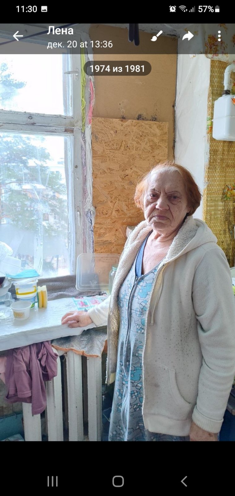 Після обстрілу жінка поважного віку залишилась з вибитими вікнами та розбитим балконом