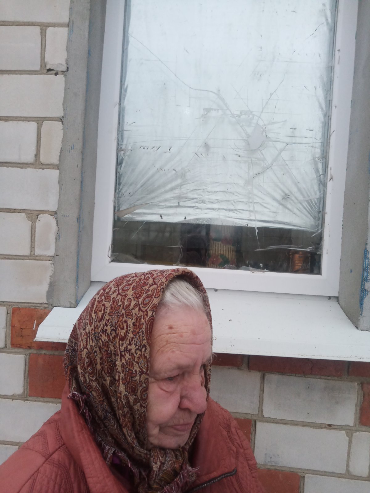 Потрапивши під обстріл будинок залишився без вікон. Лідія Миколаївна потребує допомоги!
