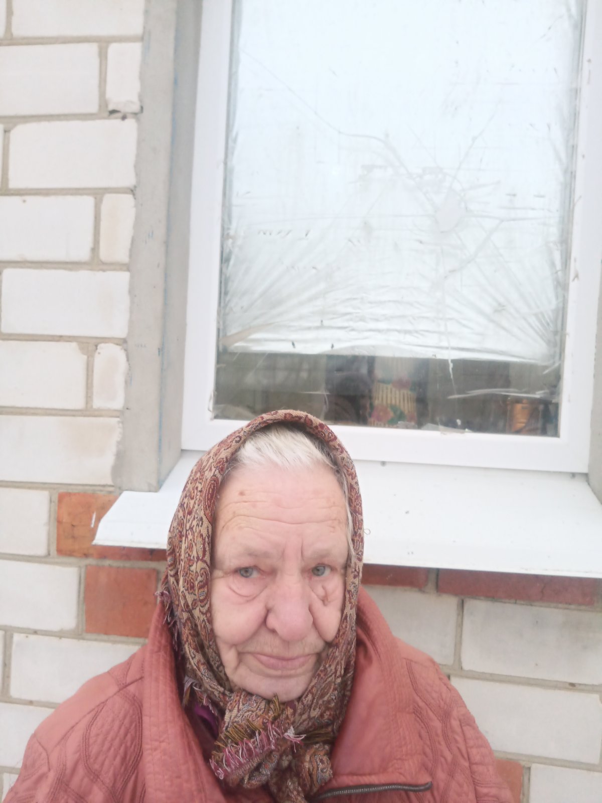 Потрапивши під обстріл будинок залишився без вікон. Лідія Миколаївна потребує допомоги!