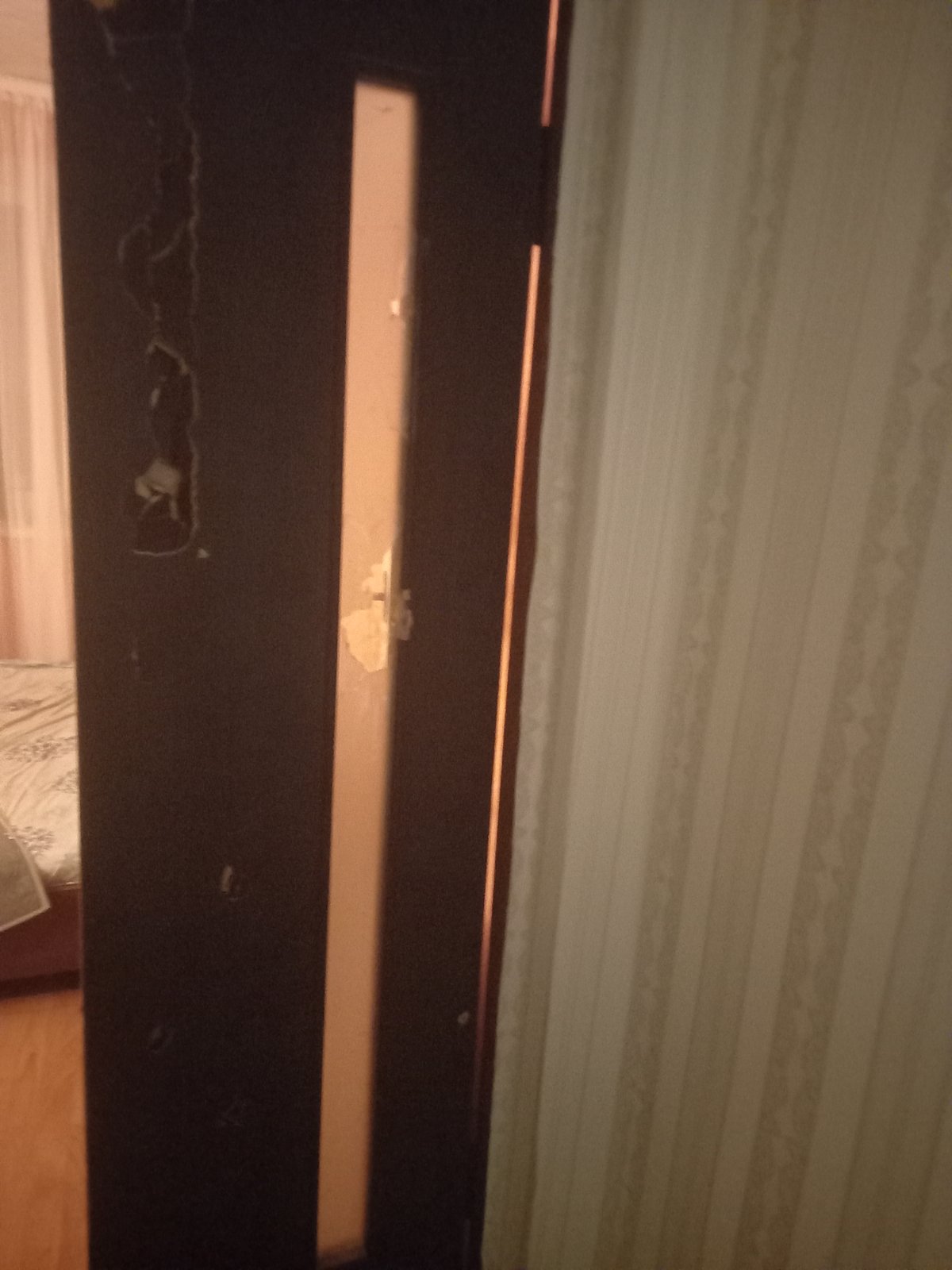 Родина харків’ян була вимушена виїхати з власної квартири через обстріли