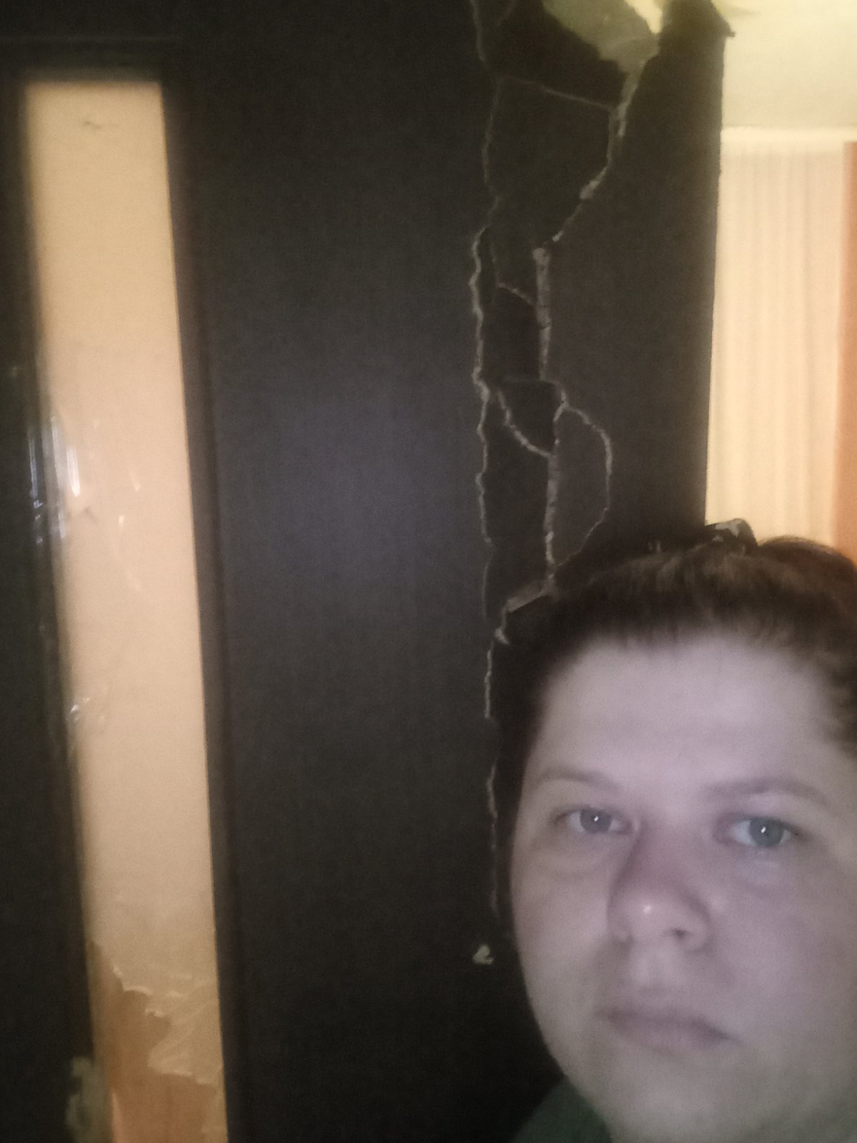 Родина харків’ян була вимушена виїхати з власної квартири через обстріли