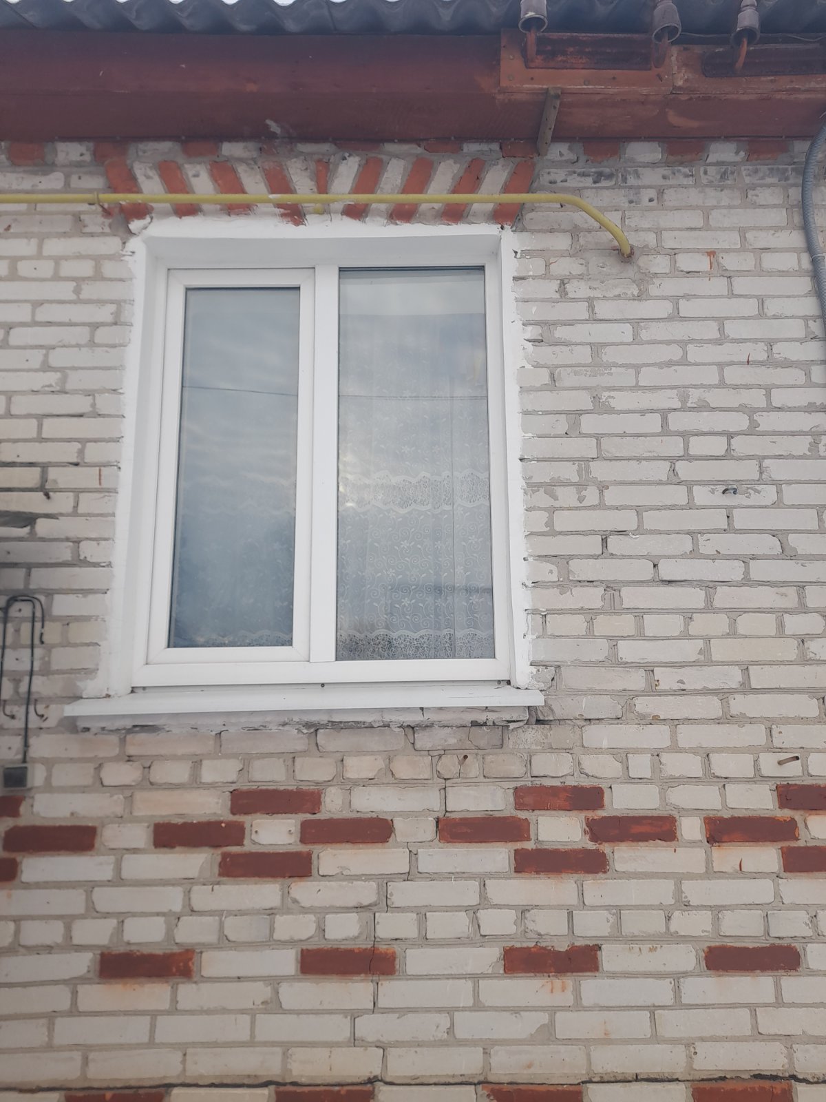 У пенсіонера з Сумщини після обстрілів стався інфаркт та вибито 12 вікон: чоловік з дружиною потребують допомоги