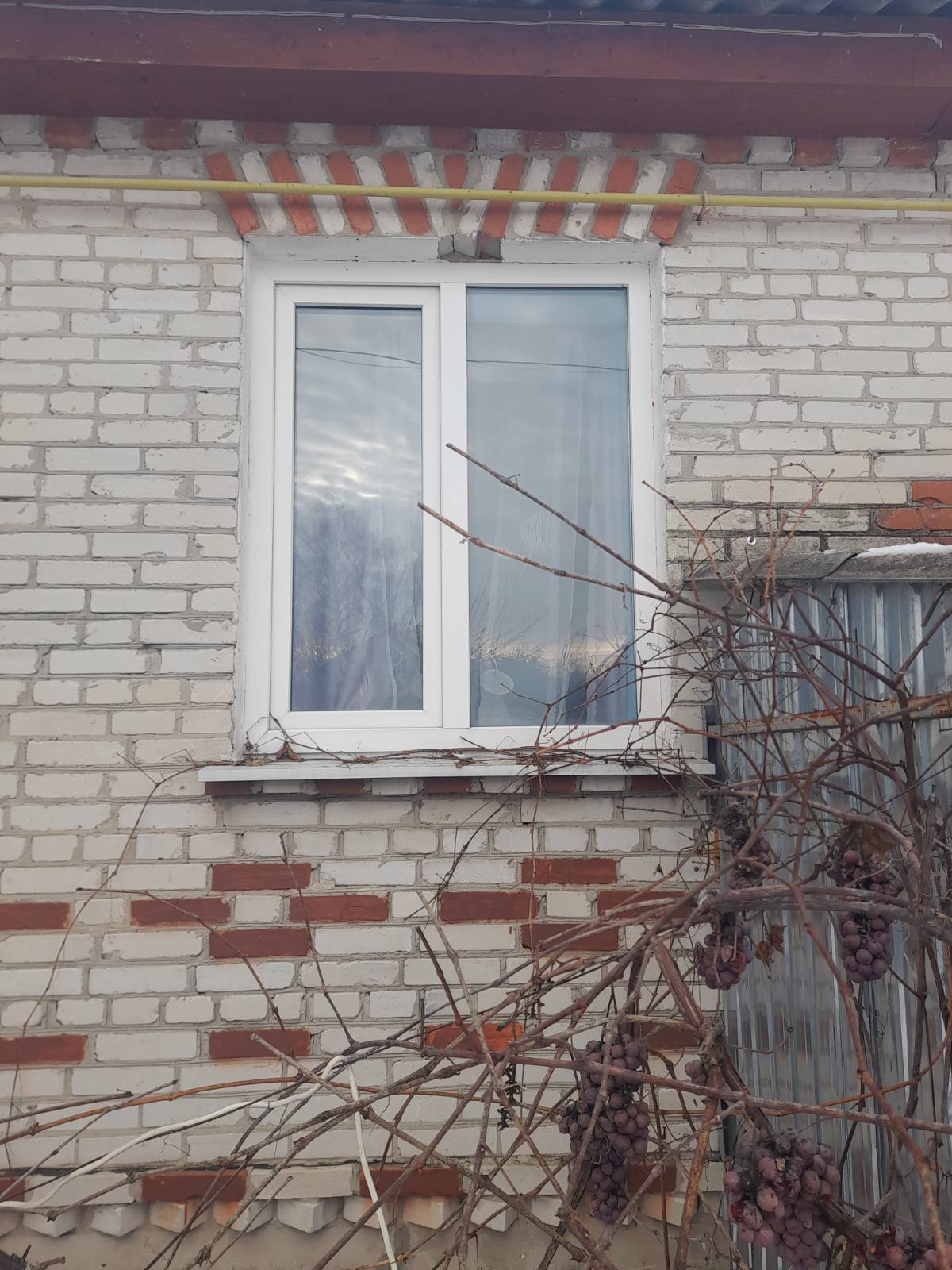 У пенсіонера з Сумщини після обстрілів стався інфаркт та вибито 12 вікон: чоловік з дружиною потребують допомоги