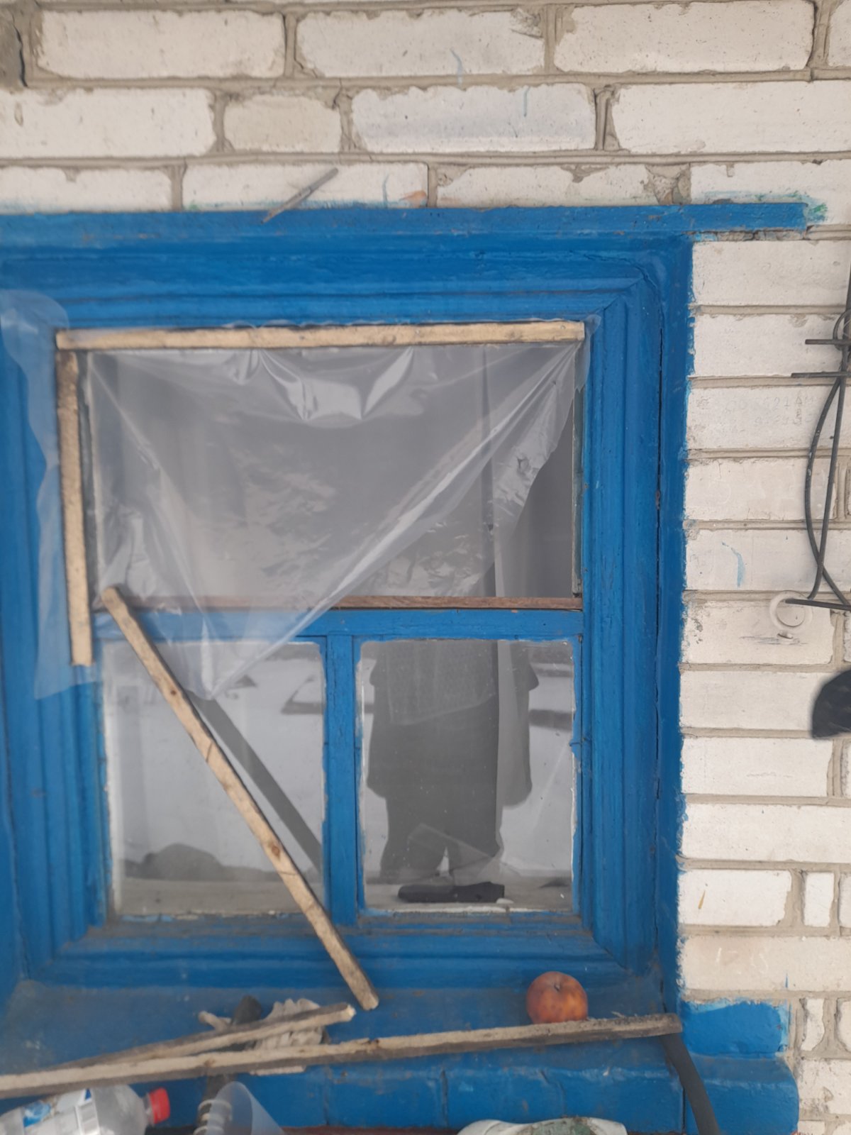 У пенсіонера з Сумщини після обстрілів стався інфаркт та вибито 12 вікон: чоловік з дружиною потребують допомоги