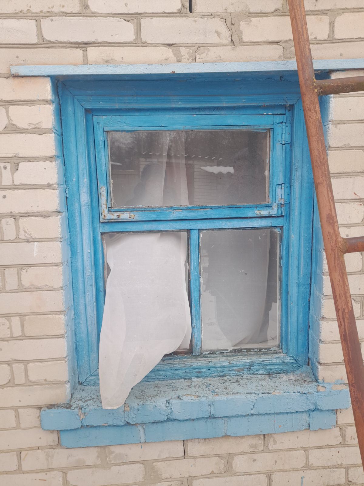 У пенсіонера з Сумщини після обстрілів стався інфаркт та вибито 12 вікон: чоловік з дружиною потребують допомоги