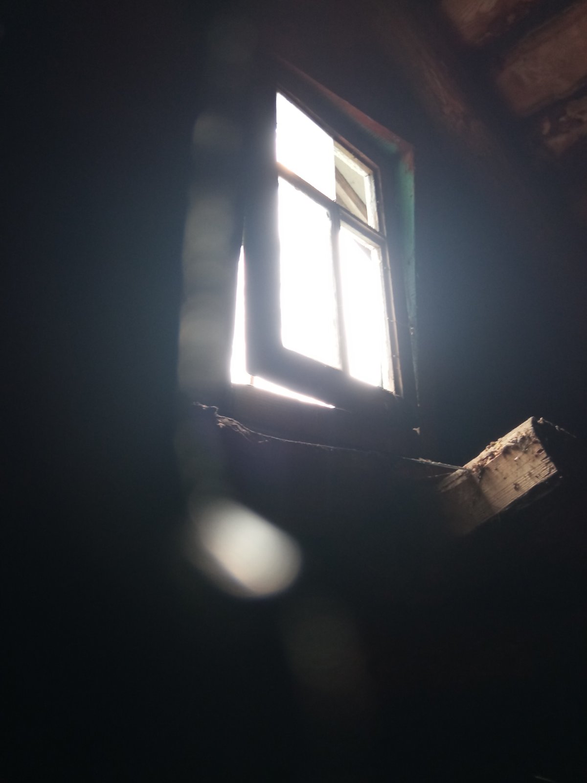 Посічений дах та вибите вікно – наслідки обстрілу у Середино-Буді Сумської області 