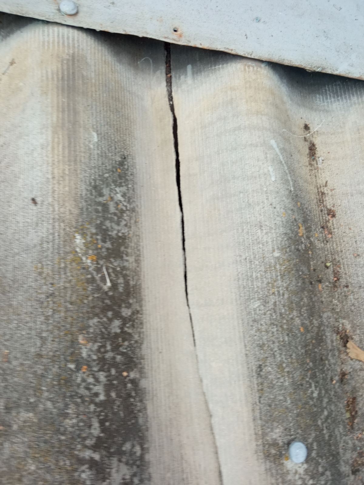 Посічений дах та вибите вікно – наслідки обстрілу у Середино-Буді Сумської області 