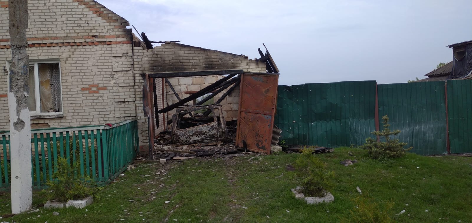 Пошкоджений дах, вибиті двері та вікна - наслідки обстрілу будинку на Сумщині 