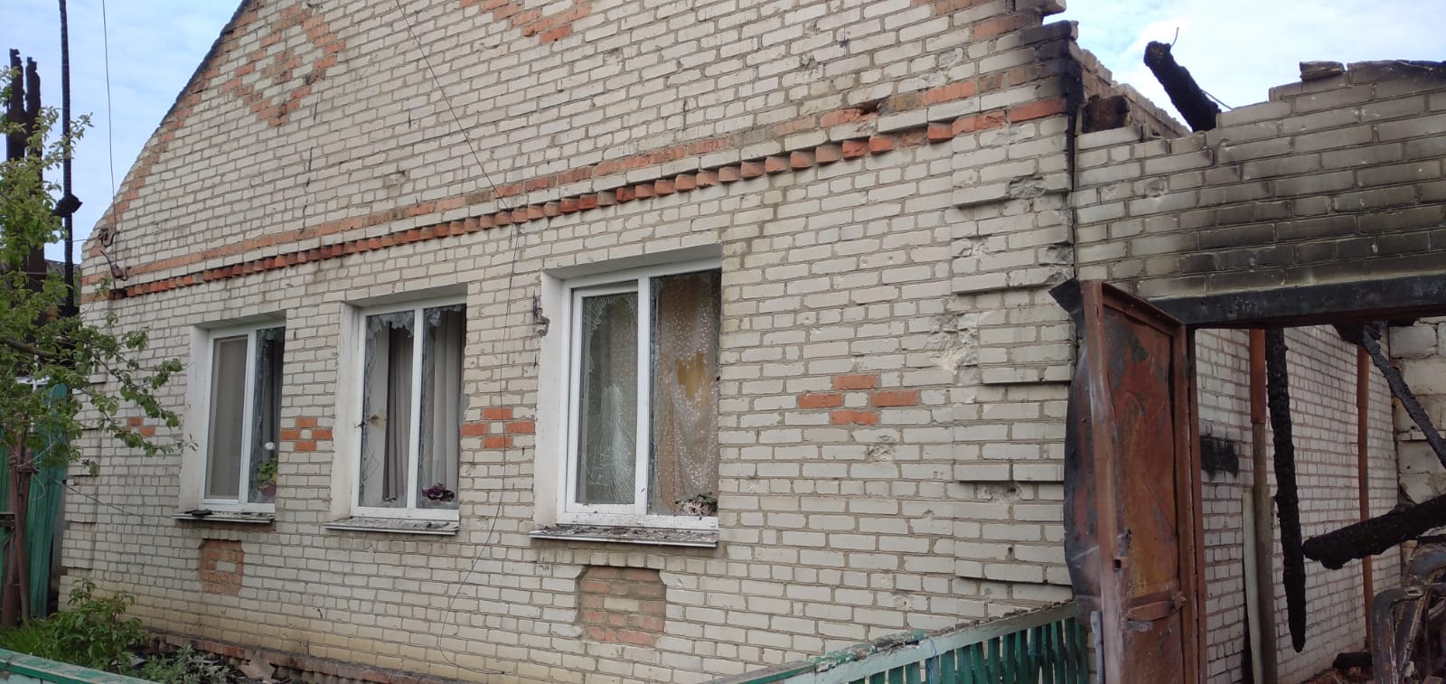 Пошкоджений дах, вибиті двері та вікна - наслідки обстрілу будинку на Сумщині 