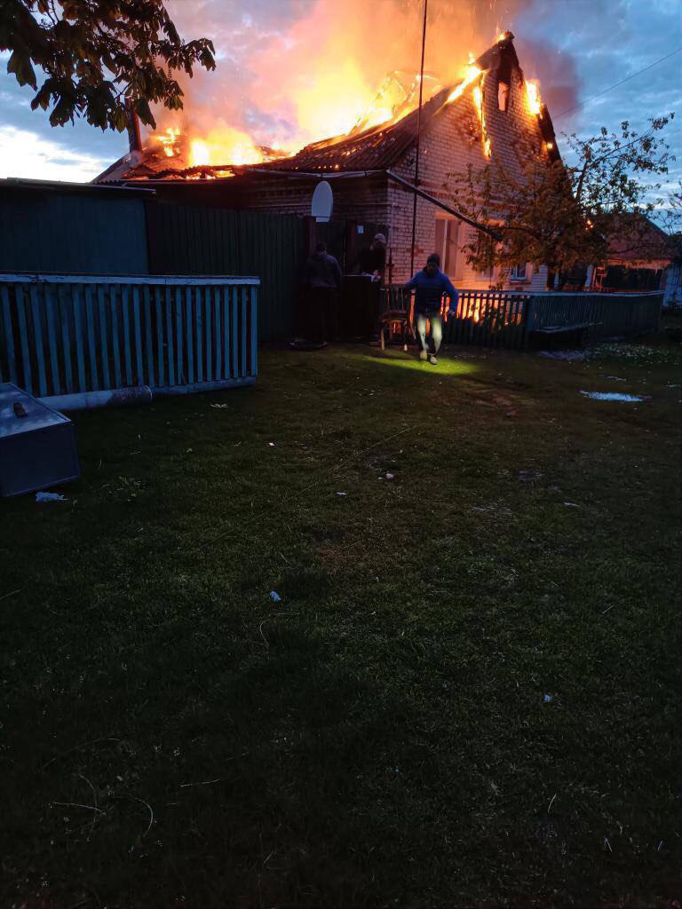 Пошкоджений дах, вибиті двері та вікна - наслідки обстрілу будинку на Сумщині 