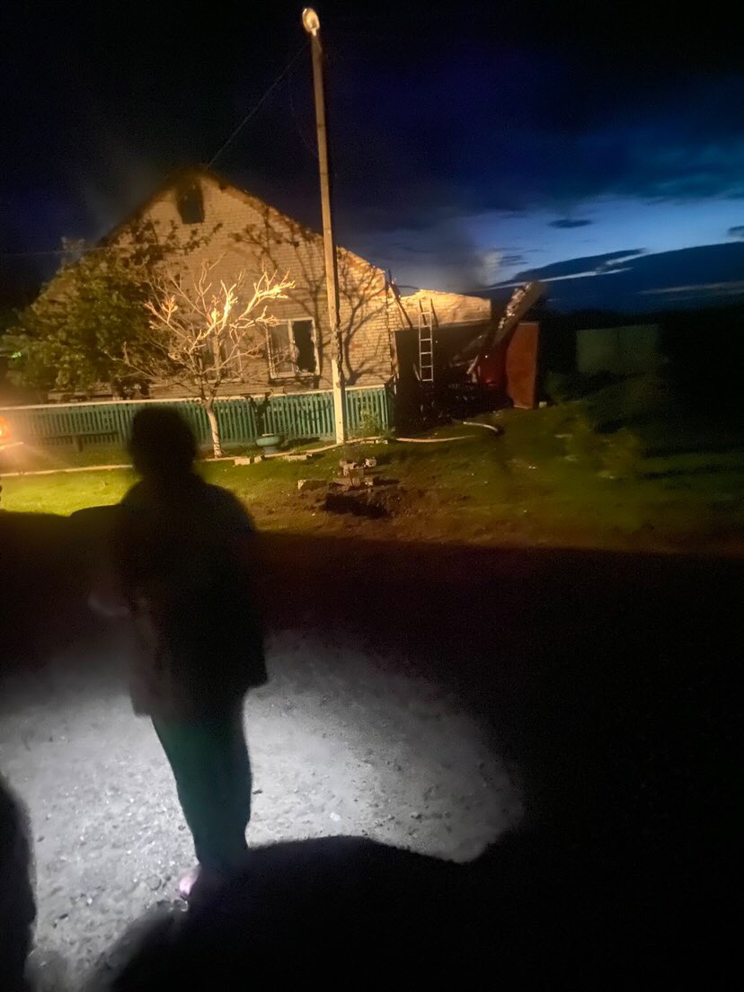 Пошкоджений дах, вибиті двері та вікна - наслідки обстрілу будинку на Сумщині 