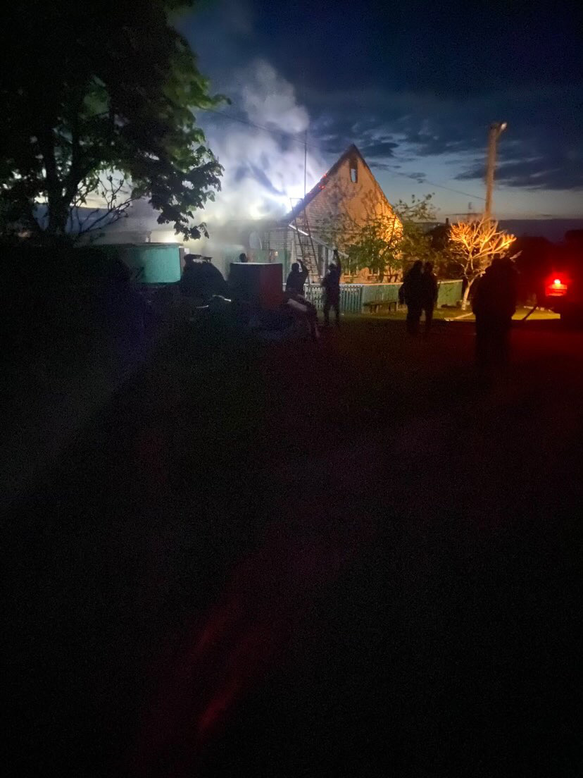 Пошкоджений дах, вибиті двері та вікна - наслідки обстрілу будинку на Сумщині 