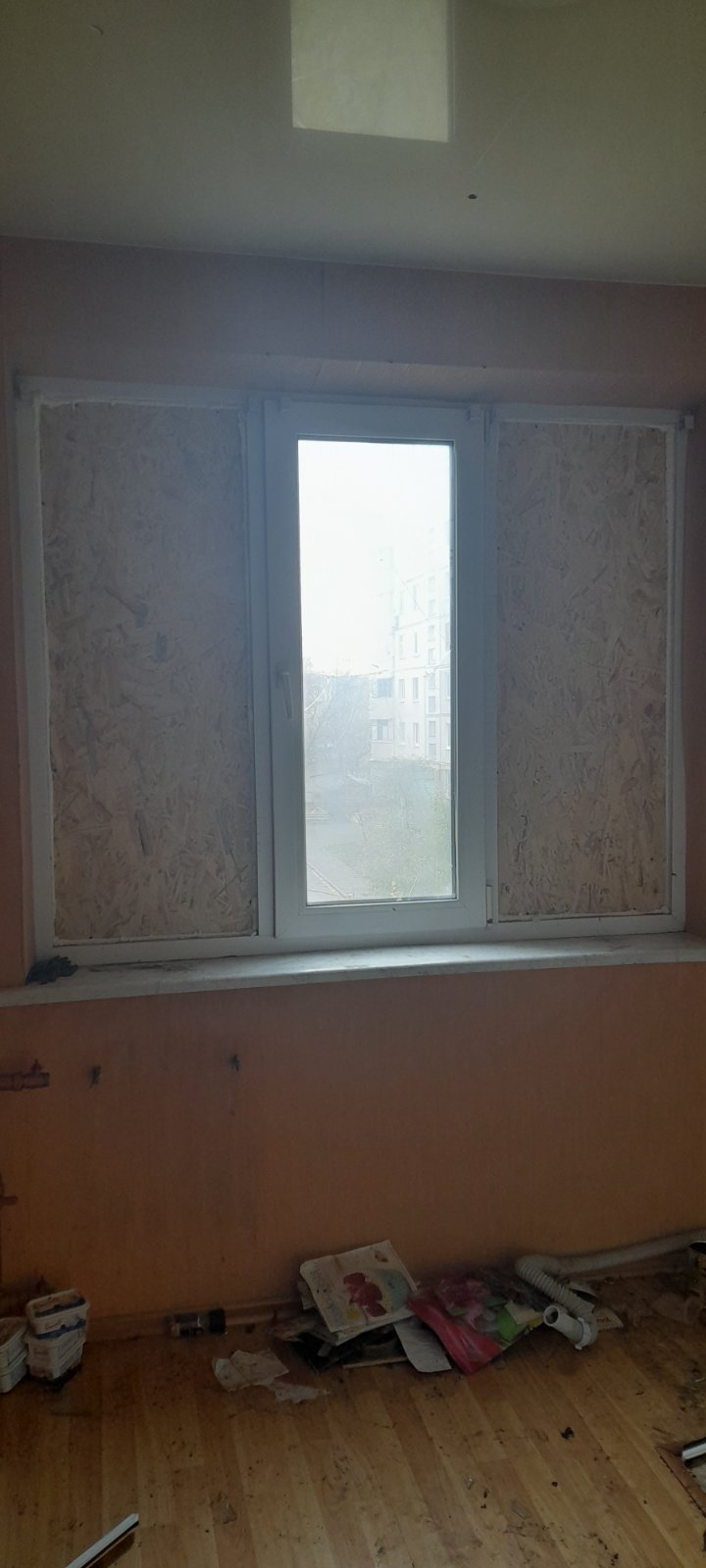 Вибух авіабомби залишив квартиру пенсіонерки з Харкова без дверей та вікон