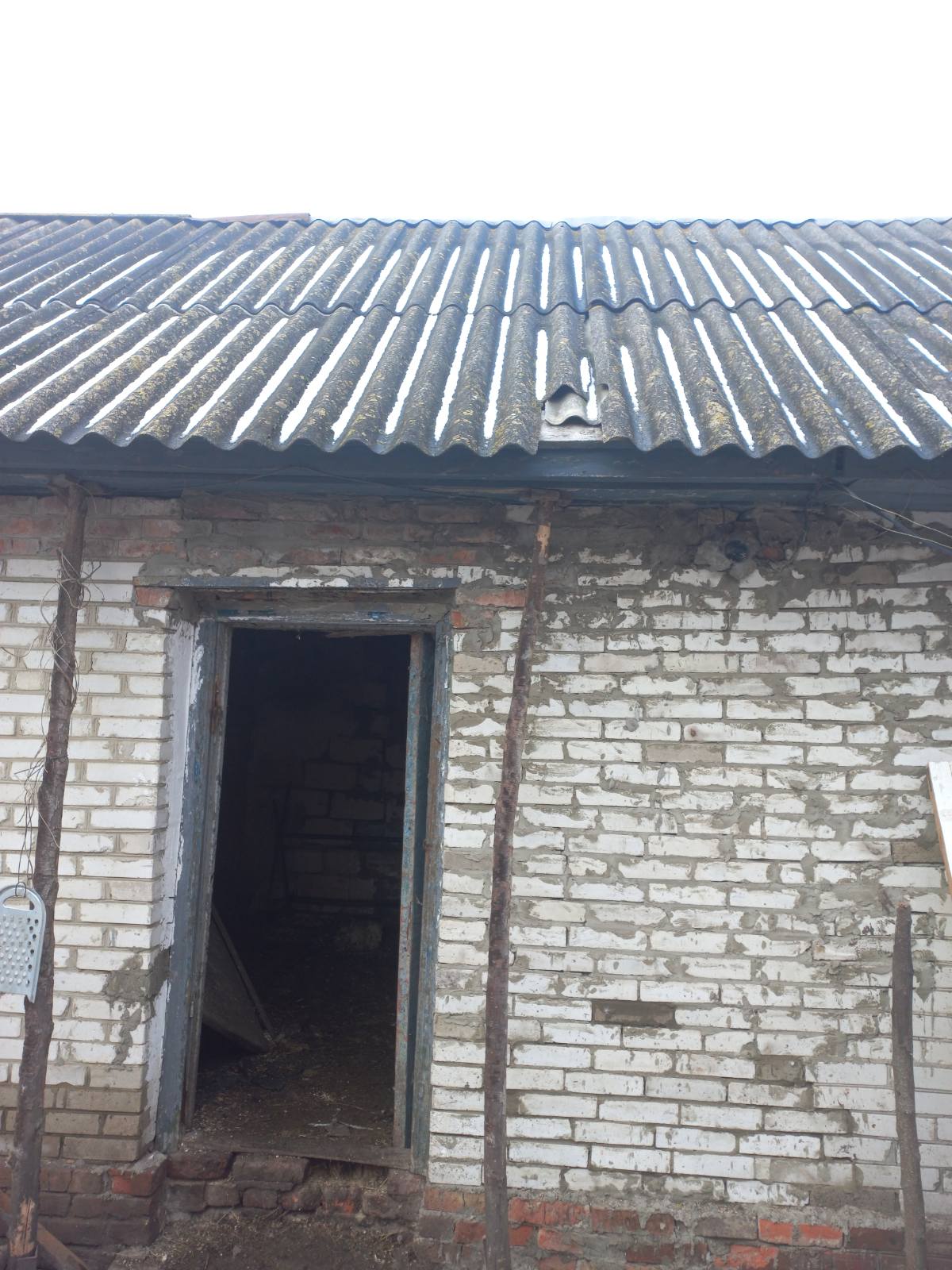 На Білопільщині будинок потратив під обстріл. Пошкоджений дах, двері, вінка, стіни та погріб