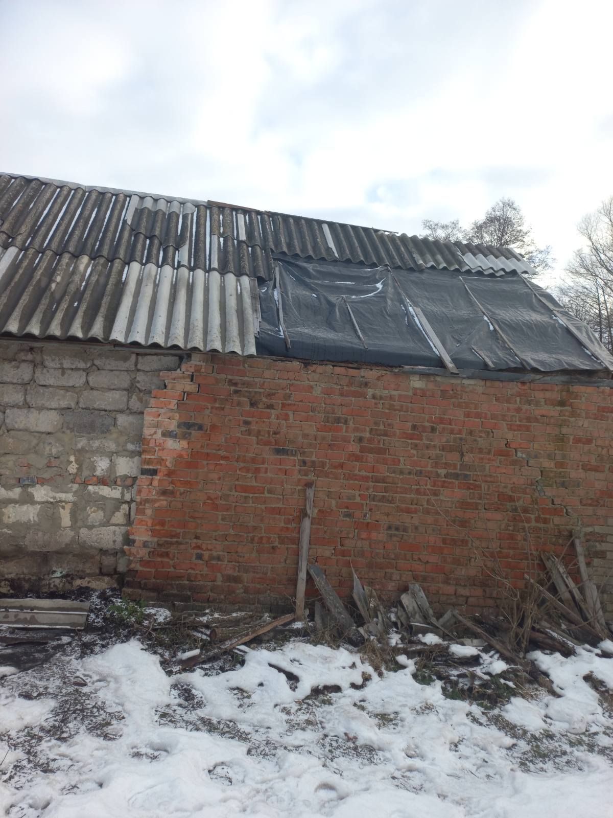 На Білопільщині будинок потратив під обстріл. Пошкоджений дах, двері, вінка, стіни та погріб