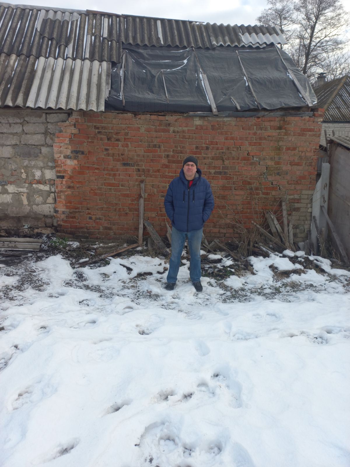 На Білопільщині будинок потратив під обстріл. Пошкоджений дах, двері, вінка, стіни та погріб