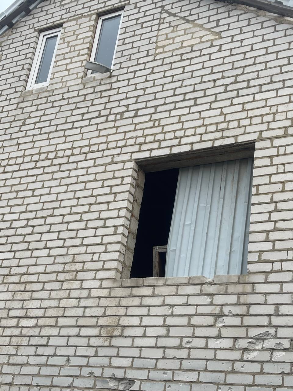 Вибиті вікна, двері та вивернутий дах - велика сім'я з Харківщини просить допомоги