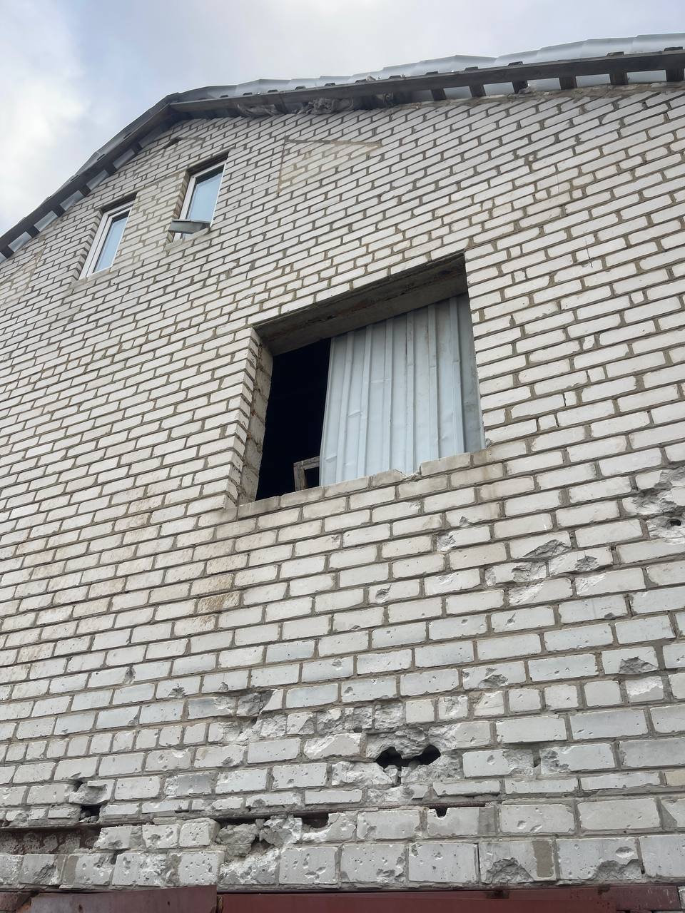 Вибиті вікна, двері та вивернутий дах - велика сім'я з Харківщини просить допомоги