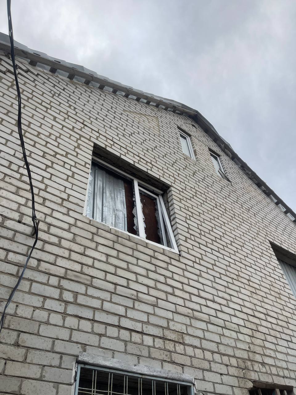 Вибиті вікна, двері та вивернутий дах - велика сім'я з Харківщини просить допомоги