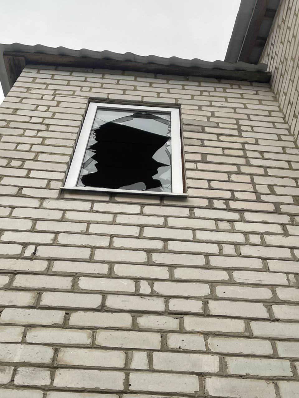 Вибиті вікна, двері та вивернутий дах - велика сім'я з Харківщини просить допомоги