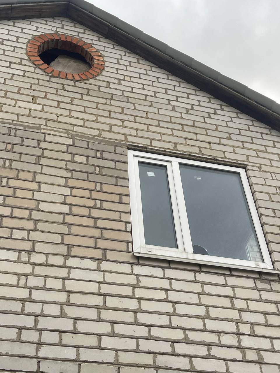 Вибиті вікна, двері та вивернутий дах - велика сім'я з Харківщини просить допомоги