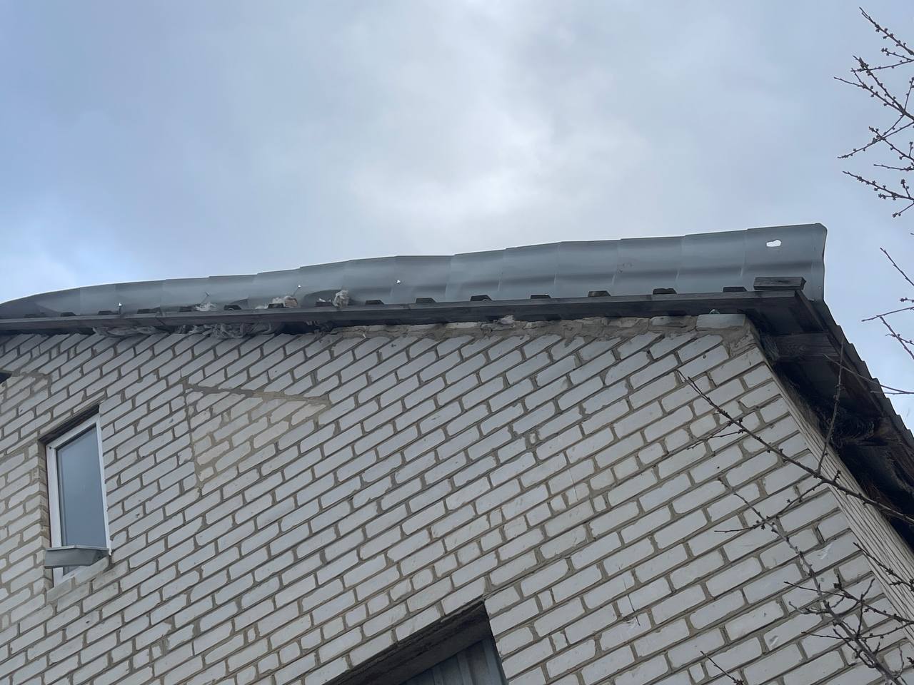 Вибиті вікна, двері та вивернутий дах - велика сім'я з Харківщини просить допомоги