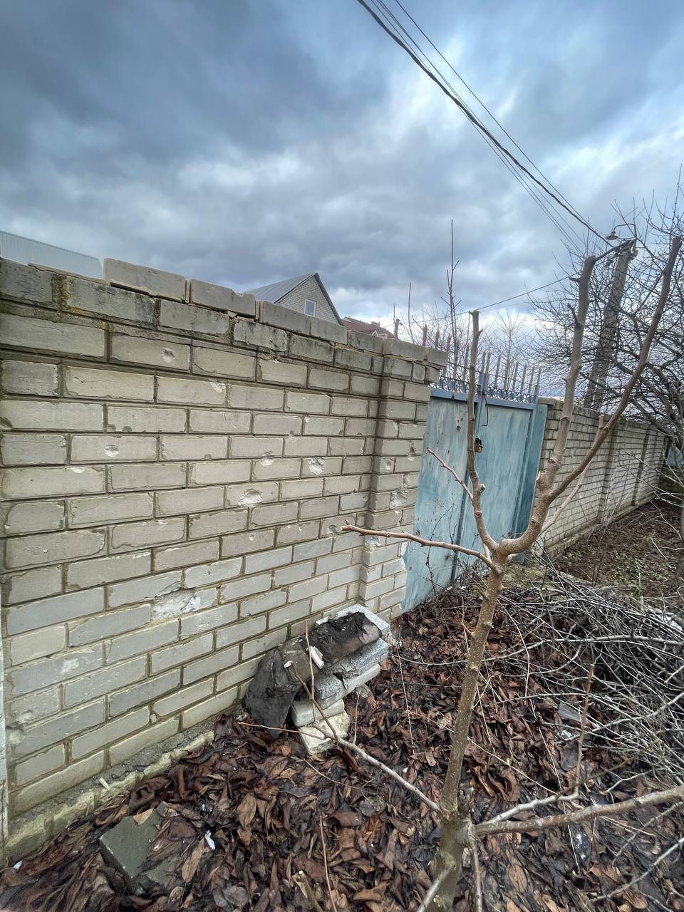 Вибиті вікна, двері та вивернутий дах - велика сім'я з Харківщини просить допомоги