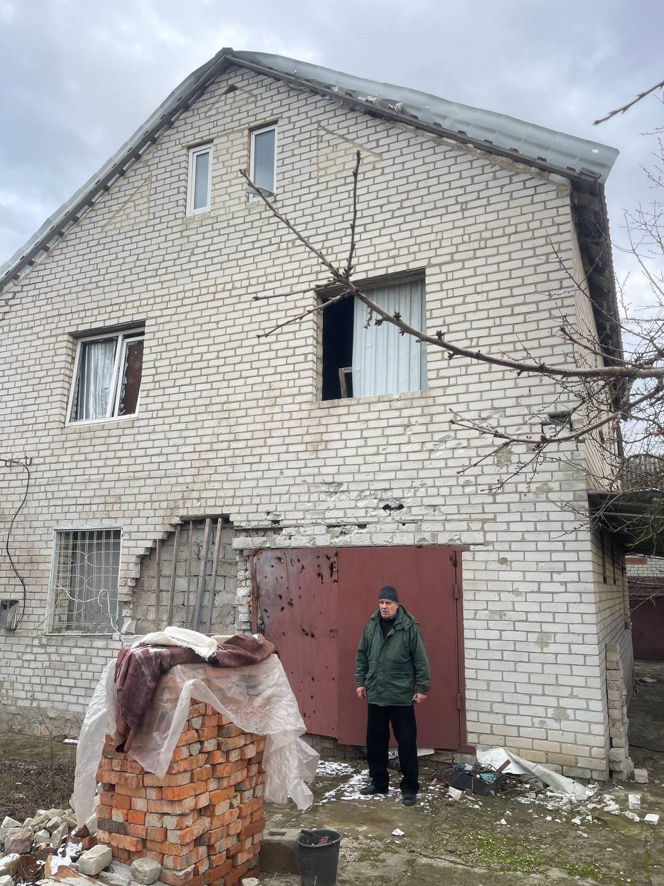 Вибиті вікна, двері та вивернутий дах - велика сім'я з Харківщини просить допомоги