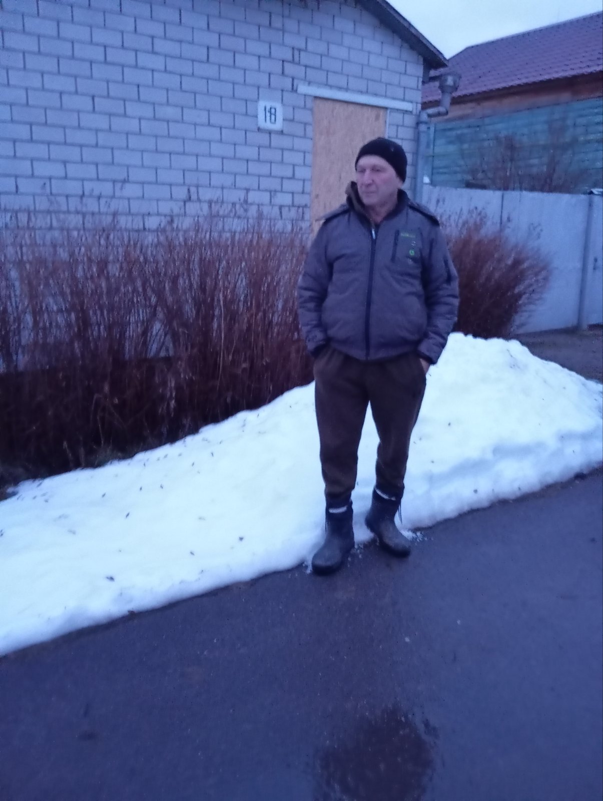 Постійні обстріли побили дах, стіни та вікна у будинку - люди з Середина-Буди звертаються по допомогу