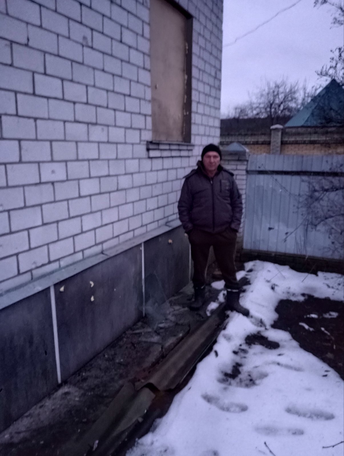 Постійні обстріли побили дах, стіни та вікна у будинку - люди з Середина-Буди звертаються по допомогу