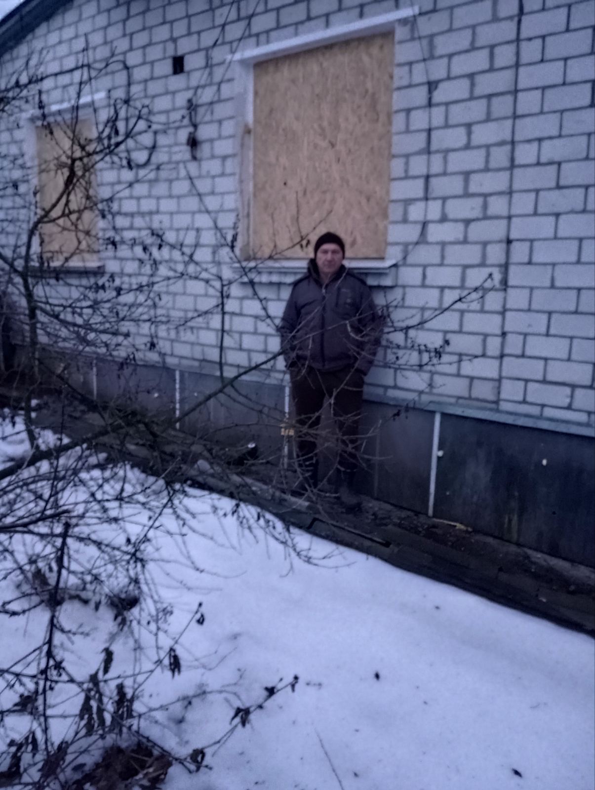 Постійні обстріли побили дах, стіни та вікна у будинку - люди з Середина-Буди звертаються по допомогу