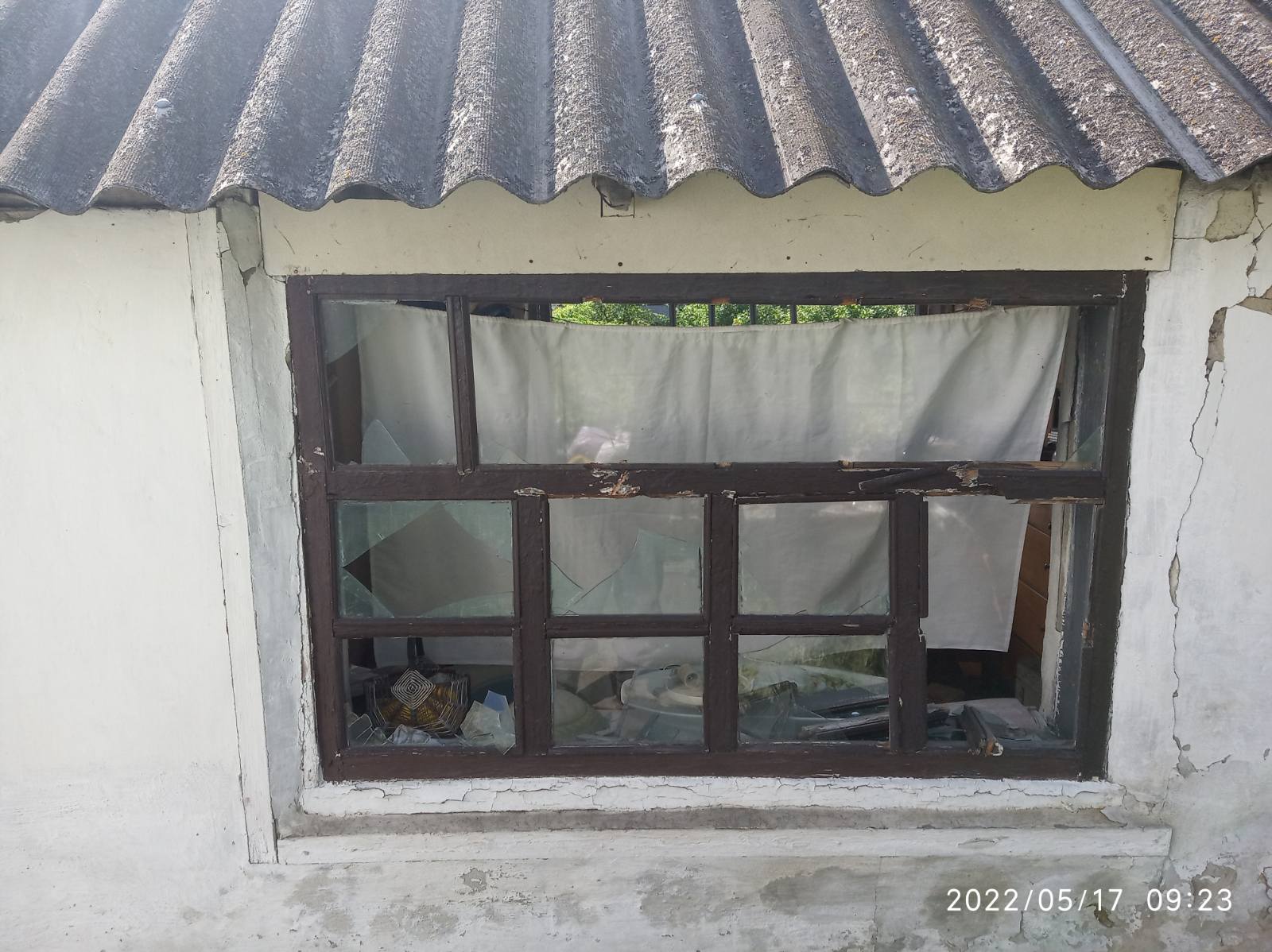 Пошкоджено 11 вікон та двері - родині з Охтирки потрібна допомога