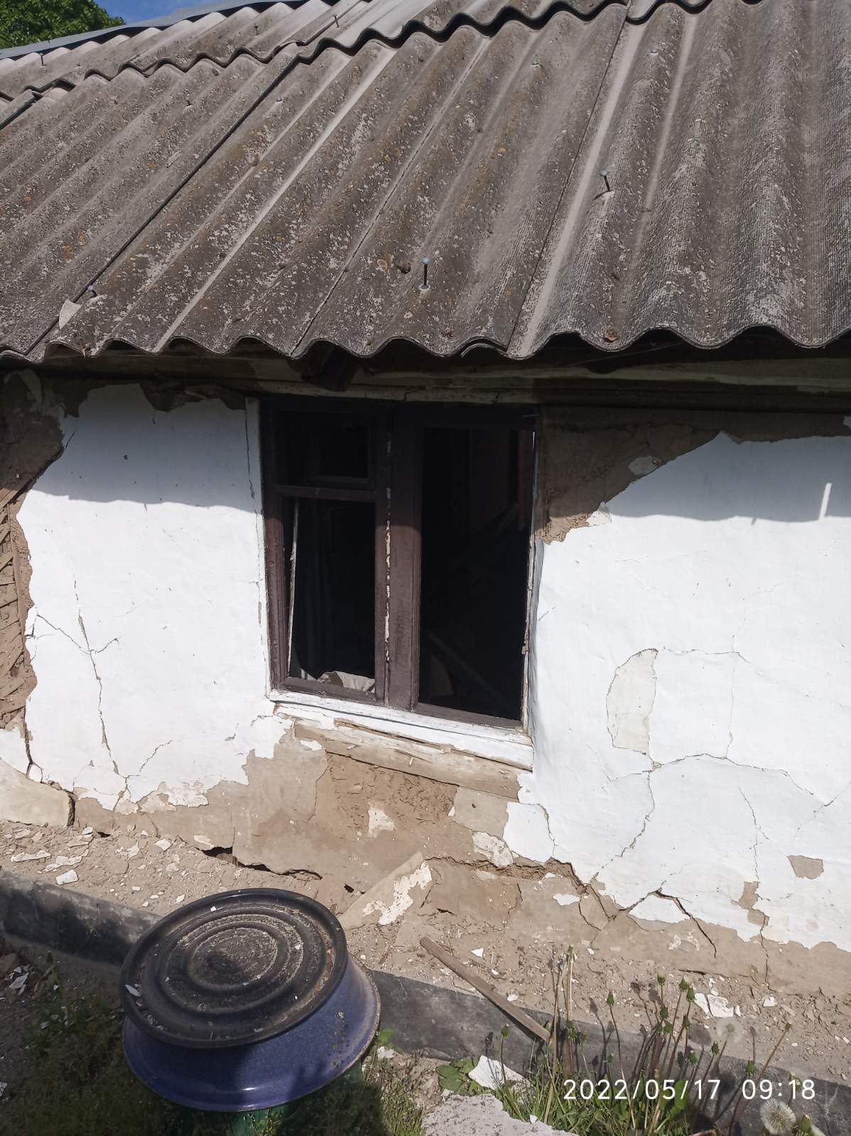 Пошкоджено 11 вікон та двері - родині з Охтирки потрібна допомога