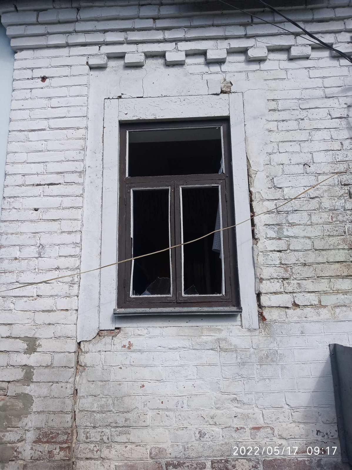 Пошкоджено 11 вікон та двері - родині з Охтирки потрібна допомога