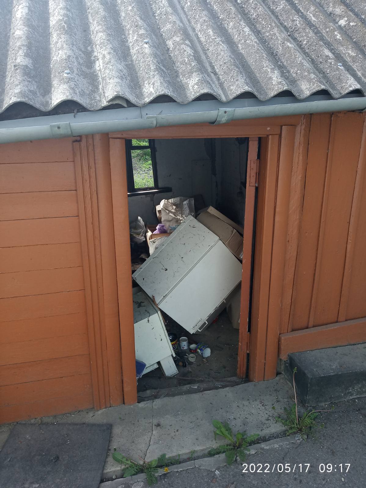 Пошкоджено 11 вікон та двері - родині з Охтирки потрібна допомога