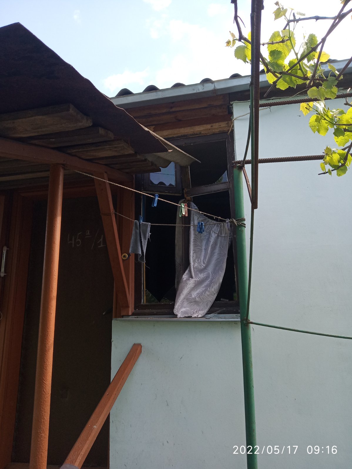 Пошкоджено 11 вікон та двері - родині з Охтирки потрібна допомога