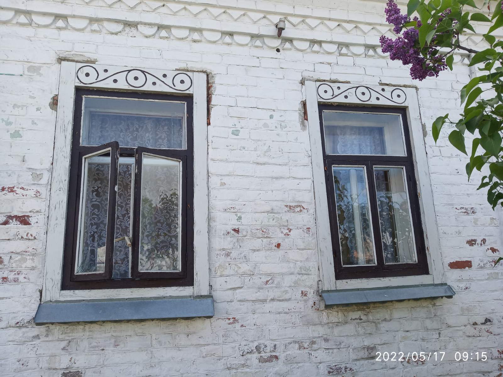 Пошкоджено 11 вікон та двері - родині з Охтирки потрібна допомога