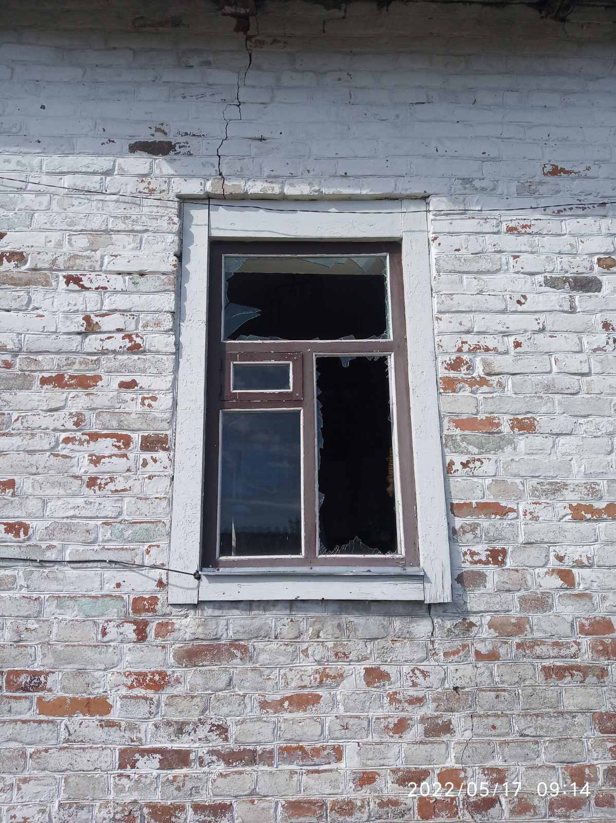 Пошкоджено 11 вікон та двері - родині з Охтирки потрібна допомога