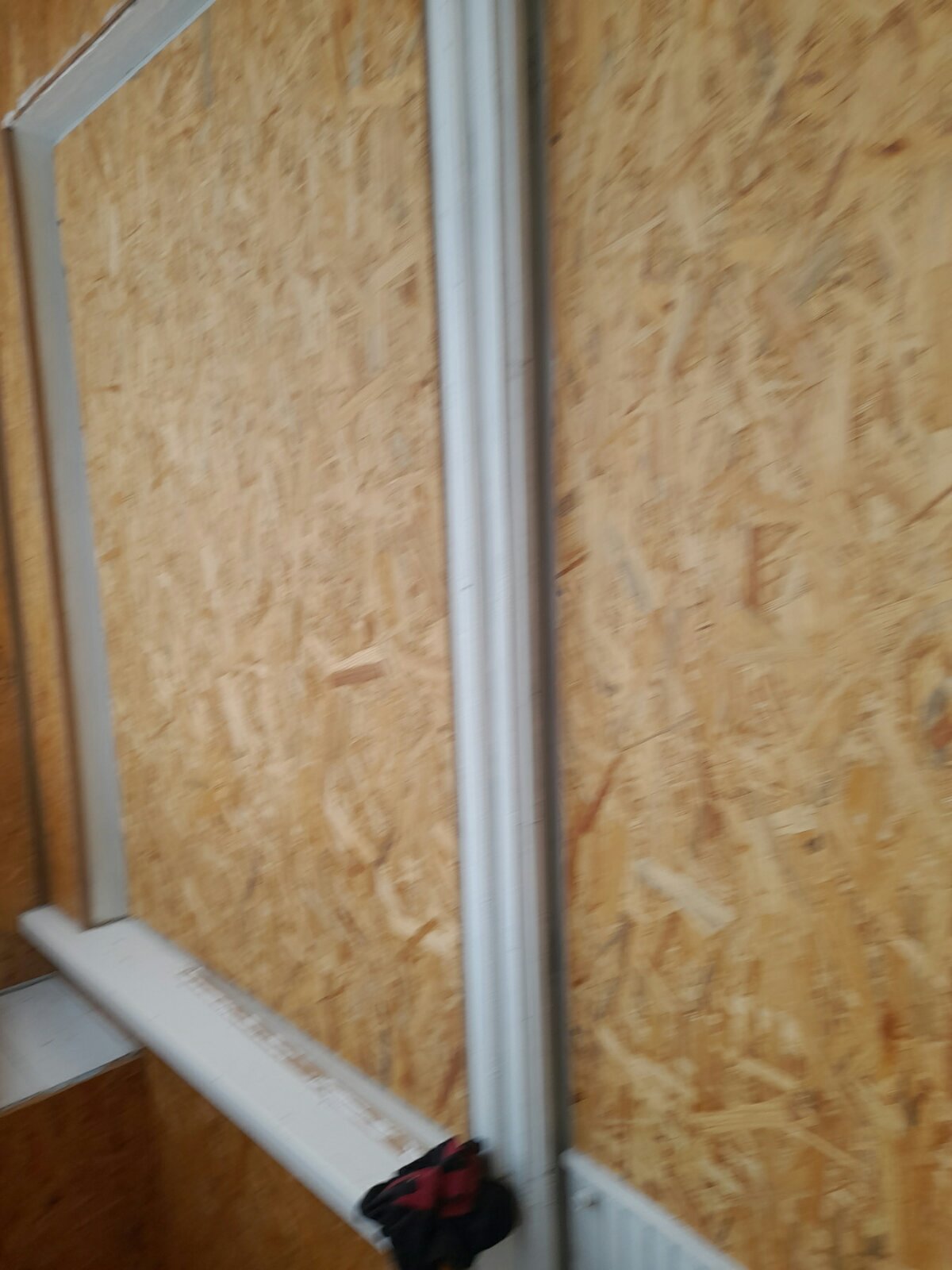 Чоловік похилого віку був вимушений залишити своє житло та зараз винаймає квартиру. Потрібна допомога у відновленні вікон 