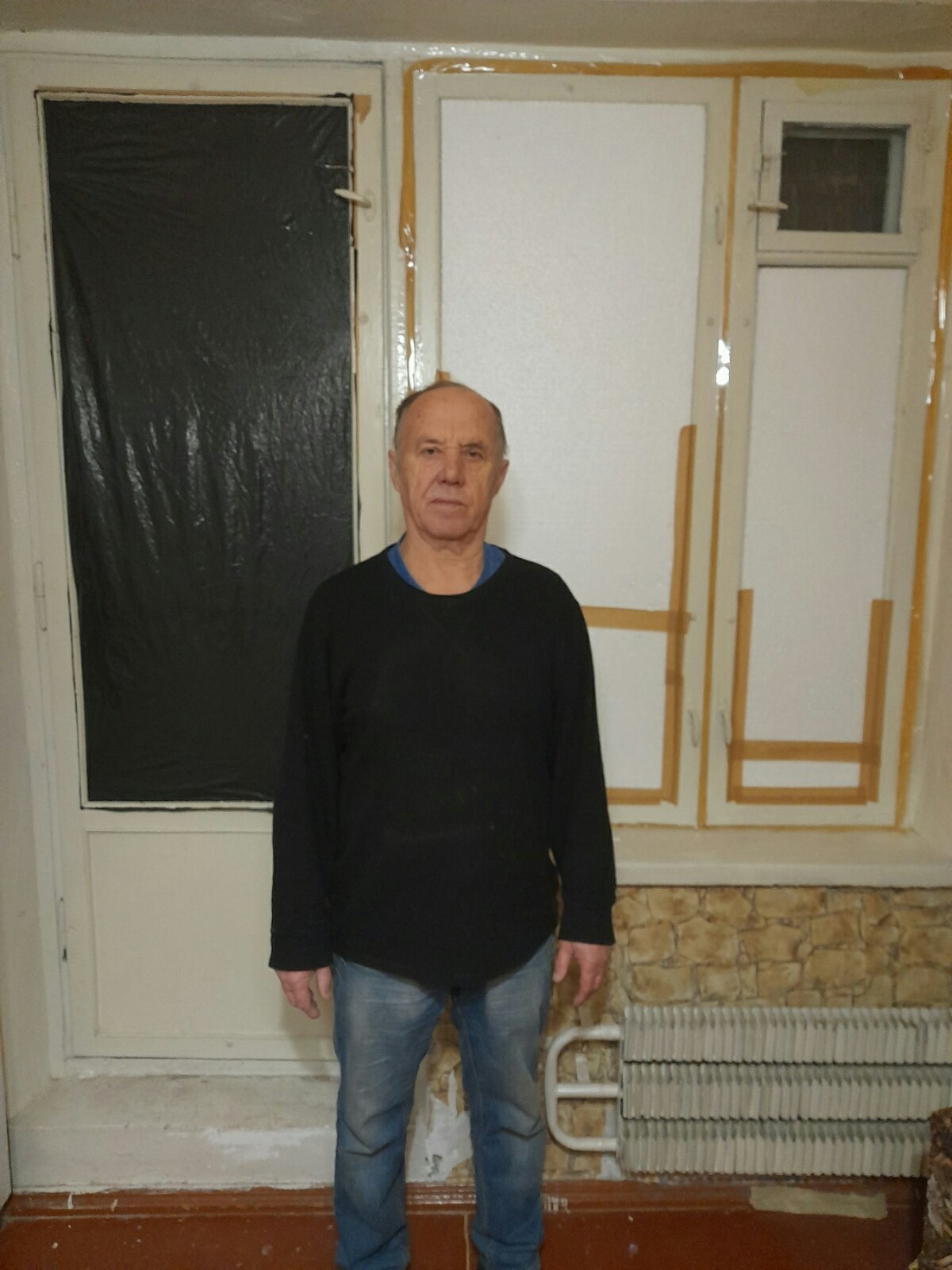 Чоловік похилого віку був вимушений залишити своє житло та зараз винаймає квартиру. Потрібна допомога у відновленні вікон 