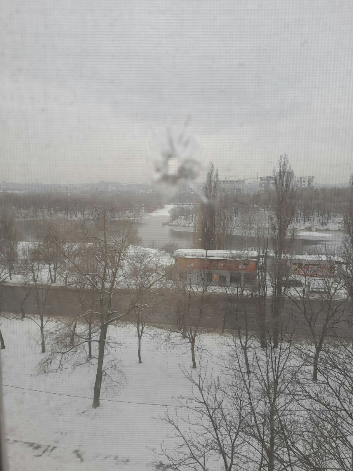 Чоловік похилого віку був вимушений залишити своє житло та зараз винаймає квартиру. Потрібна допомога у відновленні вікон 