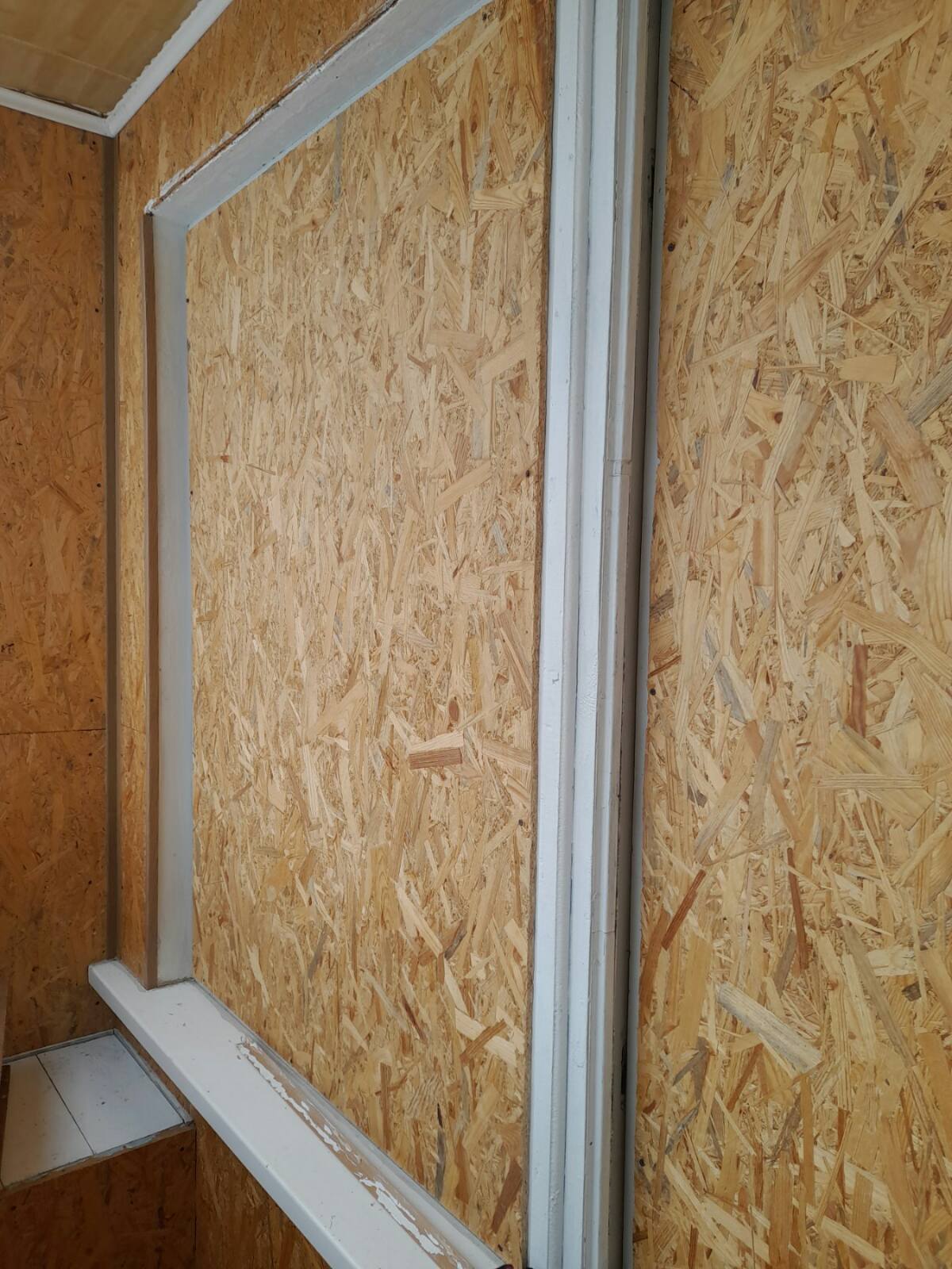 Чоловік похилого віку був вимушений залишити своє житло та зараз винаймає квартиру. Потрібна допомога у відновленні вікон 