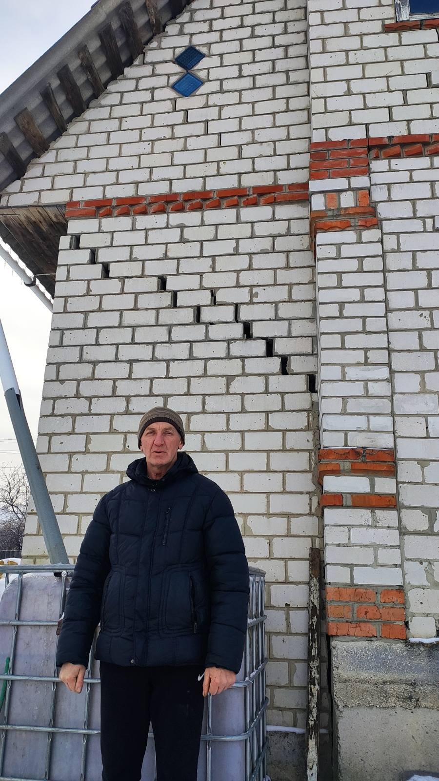 Пошкоджений дах та всі вікна - наслідки обстрілу на Харківщині 